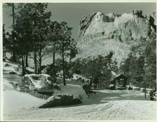 Mount-Rushmore/640x480_Mount_Rushmore construction 14.jpg